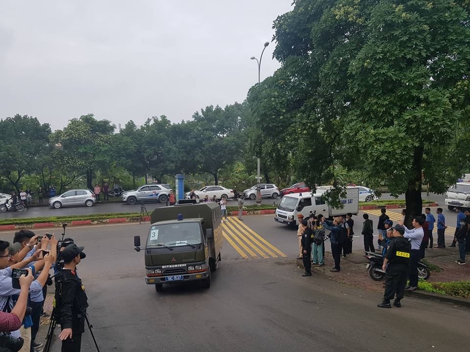 Đoàn xe chở ông Phan Văn Vĩnh và các đồng phạm được đưa đến phiên tòa.