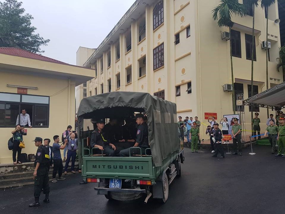 Đoàn xe chở ông Phan Văn Vĩnh và các đồng phạm được đưa đến phiên tòa.