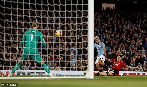 Cú nã đại bác chéo góc làm tung nóc lưới De Gea. Ảnh: Reuters.