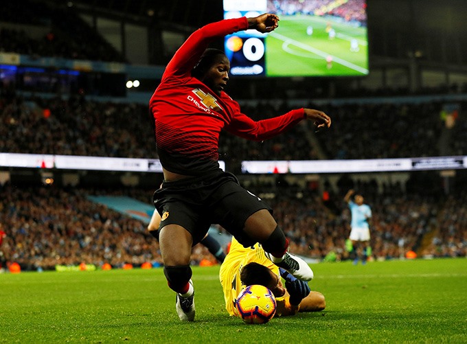 Lukaku bị truy cản trái phép trong vòng cấm. Ảnh: Getty.