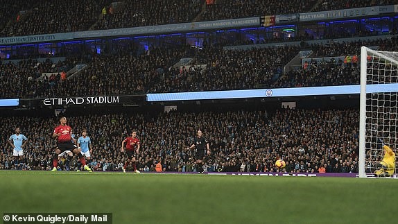Martial không mắc chút sai lầm nào. Ảnh: Daily Mail.