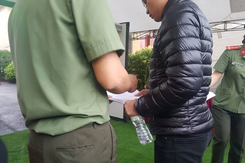Những bị cáo và những người có quyền lợi và nghĩa vụ liên quan đang làm thủ tục qua cửa an ninh để tham dự phiên tòa. Ảnh: Cường Ngô.