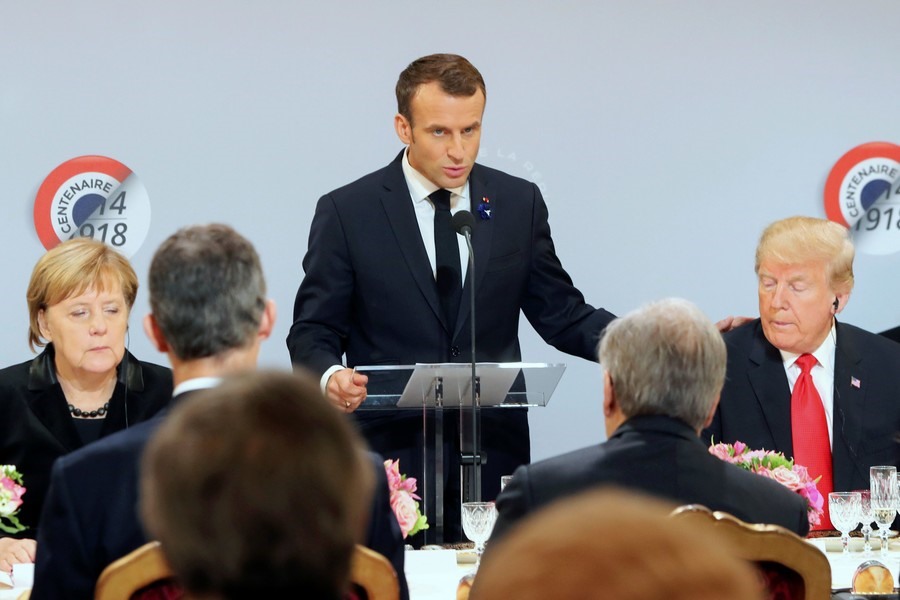 Tổng thống Pháp Emmanuel Macron và Tổng thống Mỹ Donald Trump, Thủ tướng Đức Angela Merkel trong bữa trưa tại Điện Elysee. Ảnh: Reuters.
