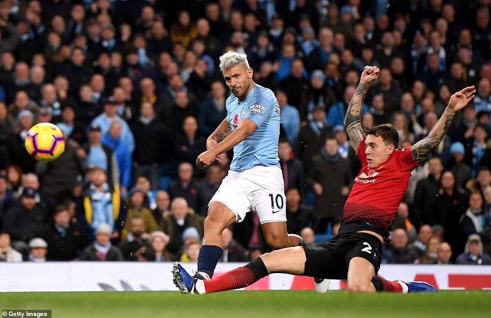 Aguero cho thấy đẳng cấp ở mức cao nhất với cú sút trái phá. Ảnh: Getty.