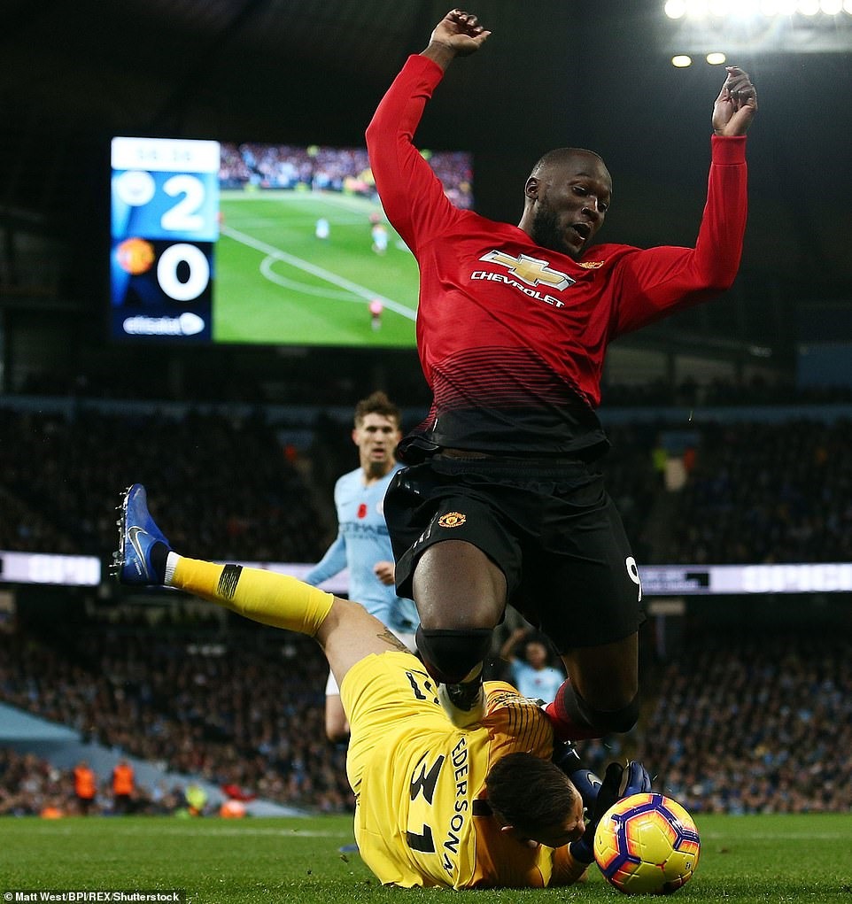 Tình huống đáng chú ý nhất của Lukaku là pha kiếm phạt đền. Ảnh: BPI.