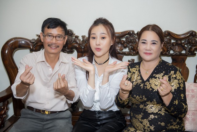 Phương Oanh và bố mẹ. Ảnh: Hoàn Như