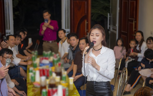 Phương Oanh hát giao lưu cùng với người hâm mộ. Ảnh: Hoàn Như