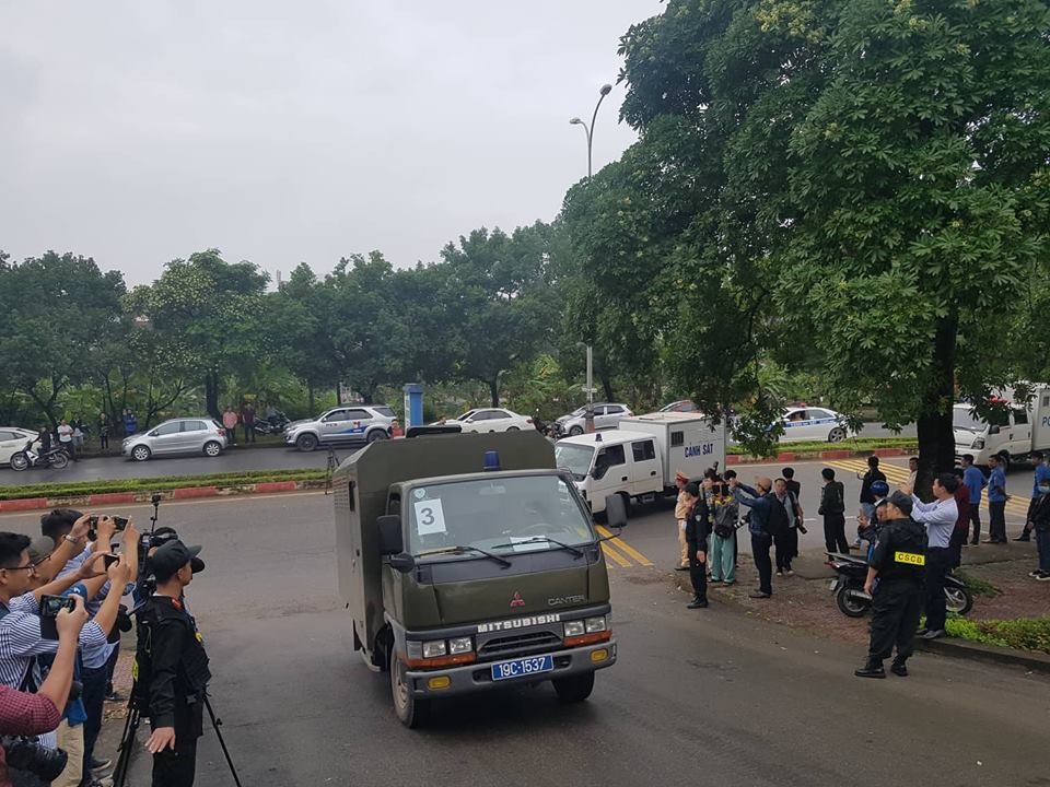 Sáng nay (12.11), TAND tỉnh Phú Thọ mở phiên tòa xét xử sơ thẩm vụ án đánh bạc nghìn tỉ xuyên quốc gia. Khoảng 7h15 ngày 12.11, đoàn xe chở ông Phan Văn Vĩnh - cựu Tổng cục trưởng Tổng cục Cảnh sát và các bị cáo đã đi thẳng vào cổng tòa án. Lực lượng an ninh lúc này được thắt chặt.