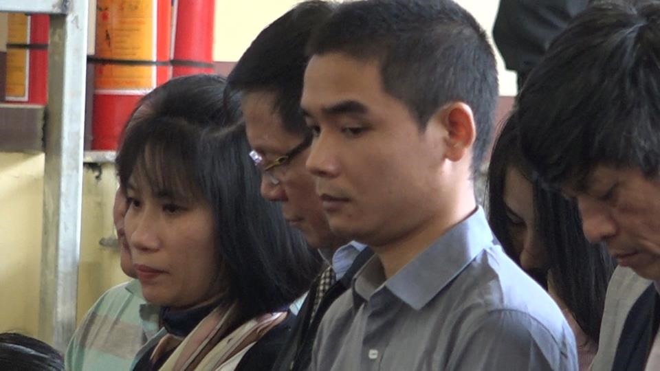 Ông Phan Văn Vĩnh liên tục cúi mặt tại phiên xét xử. Trong phần kiểm tra căn cước và lý lịch các bị cáo, ông Phan Văn Vĩnh là người thứ 3 được HĐXX kiểm tra căn cước, sau Nguyễn Văn Dương và Phan Sào Nam. Mặc dù, trước ngày hầu tòa, ông Vĩnh bị ngã và ngất tại phòng bệnh Bệnh viện Đa khoa tỉnh Phú Thọ do có tiểu sử bệnh tim mạch, nhưng, trong phần kiểm tra căn cước của HĐXX, ông Vĩnh trả lời khá dõng dạc các câu hỏi.