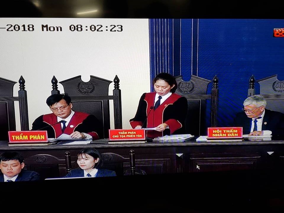 Thẩm phán Nguyễn Thị Thùy Hương - chủ tọa phiên tòa yêu cầu 92 bị cáo ra đứng trước bục khai báo và tuyên bố chính thức khai mạc phiên tòa.