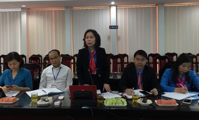 Chủ tịch LĐLĐ quận Long Biên Phan Thị Thu Hằng báo cáo kết quả hoạt động CĐ quận Long Biên năm 2018. Ảnh: Phạm Diệp