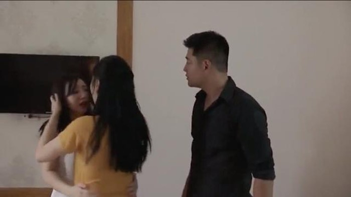 Đào nức nở trong vòng tay Quỳnh.