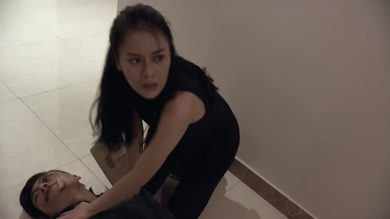 Vì bảo vệ Quỳnh mà Nghĩa bị My đánh gục ngã.