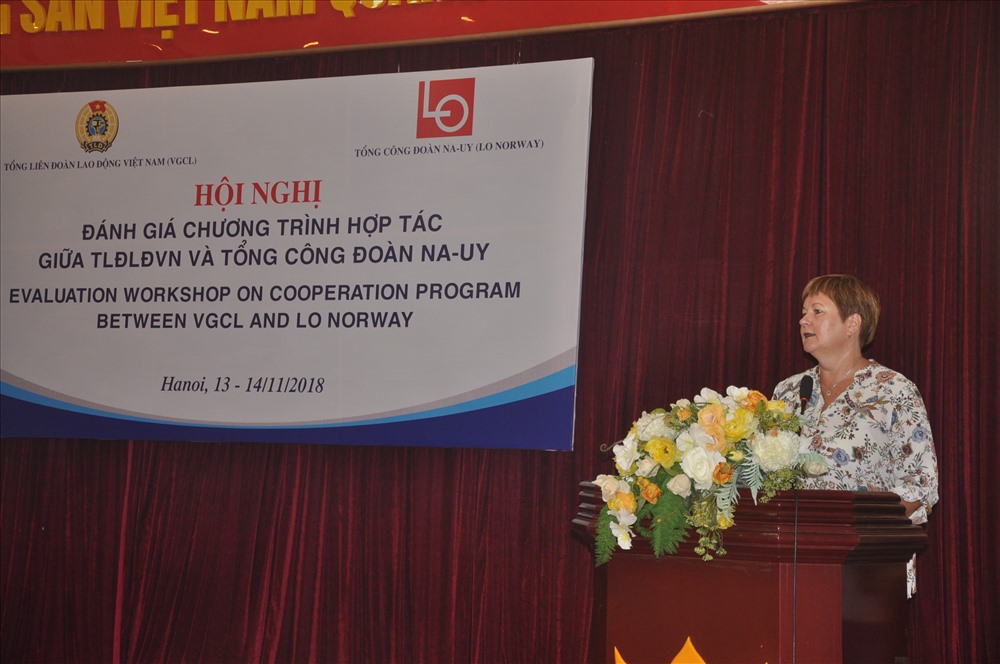 Bà Nina Mojberg, Giám đốc Trung tâm đoàn kết quốc tế (CĐ Na- Uy) phát biểu tại Hội nghị.
