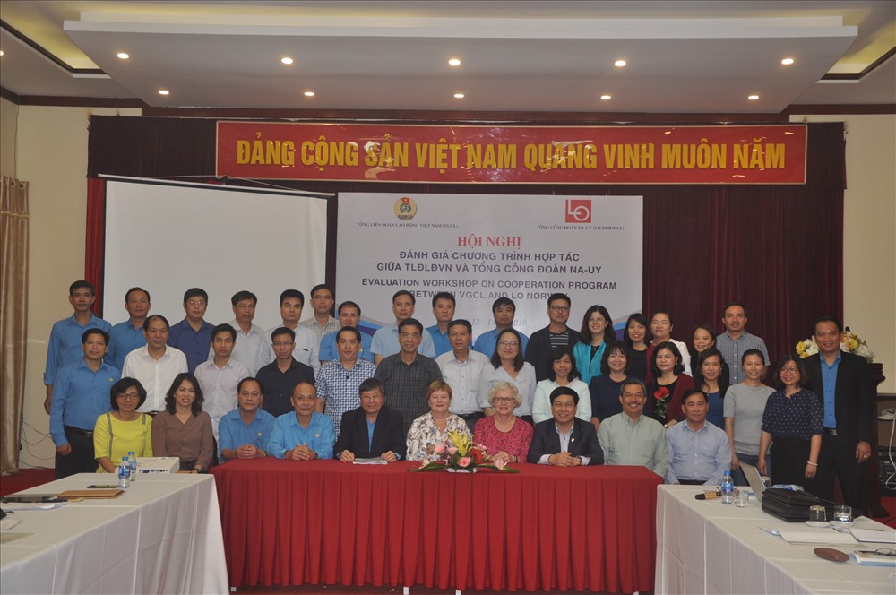 Các đại biểu chụp ảnh lưu niệm.