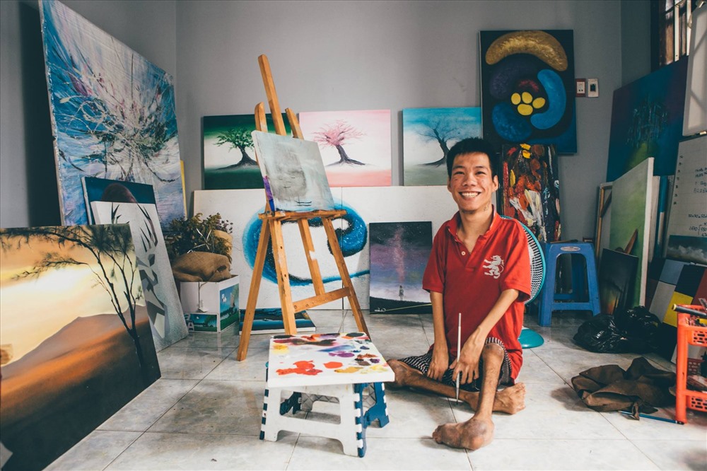 Cận cảnh cuộc sống của Lê Minh Châu, chàng họa sĩ khuyết tật tài ba vẽ tranh bằng miệng - Ảnh 11.