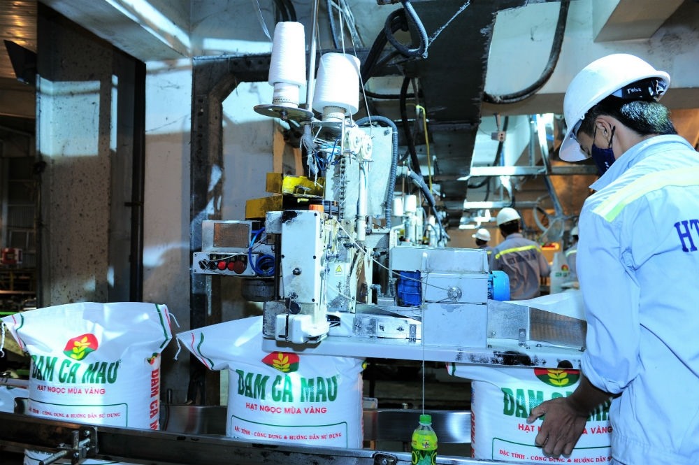 Sản xuất phân bón tại Nhà máy Đạm Cà Mau. Ảnh: PV