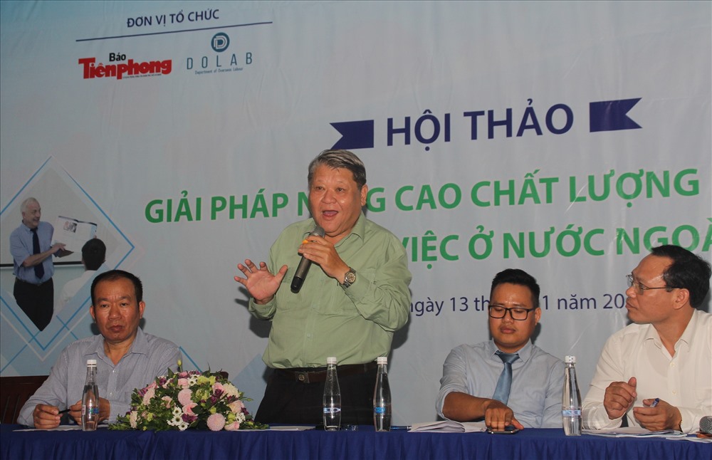 Đại biểu trả lời các thắc mắc của sinh viên