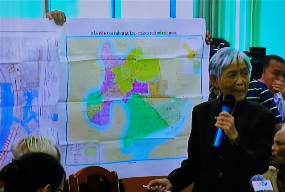 Bà Trần Thị Mỹ chất vấn chất vấn lãnh đạo TPHCM rằng 160 ha tái định cư của dân đã bị giao cho doanh nghiệp