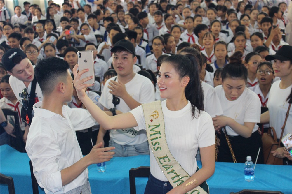 Phương Khánh tự chụp ảnh lưu niệm với các học sinh nhỏ nhà trường.