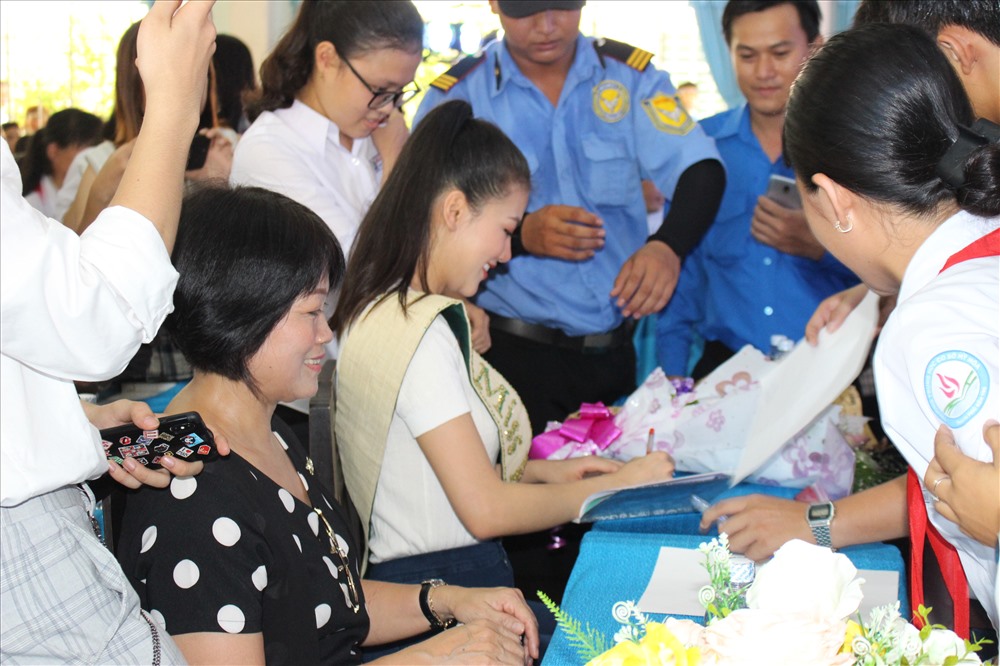 Phương Khánh ký tên tặng các bạn nhỏ.