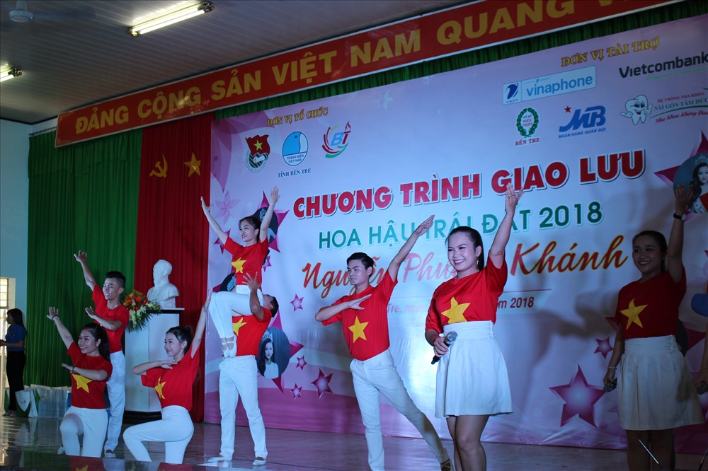 Chương trình văn nghệ chào mừng Hoa hậu Phương Khánh.