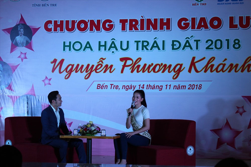 Giao lưu với thầy cô và các học sinh nhà trường.