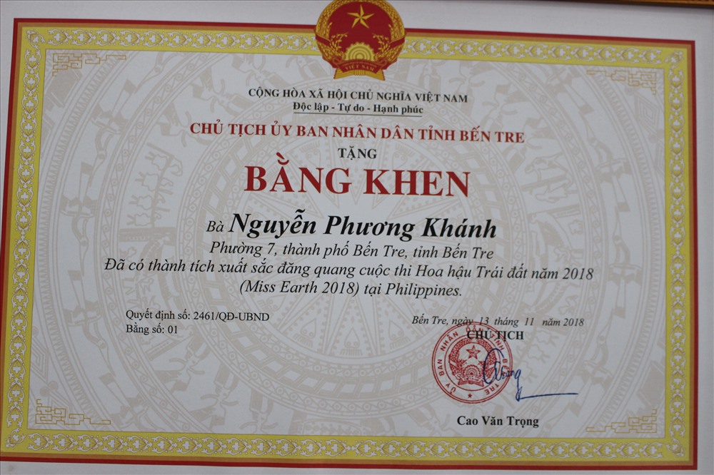 Bằng khen dành cho Hoa hậu Phương Khánh.