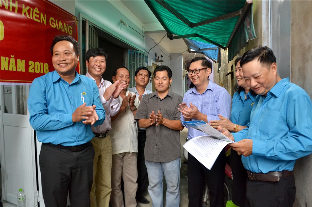 Tất cả mọi người tham dự buổi lễ chúc mừng nhà mới. Ảnh: Lục Tùng