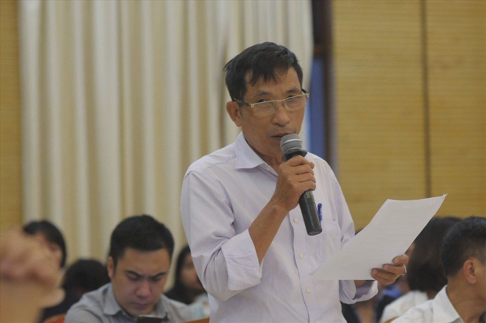 Cử tri nêu ý kiến tại buổi tiếp xúc cử tri. Ảnh Trần Vương