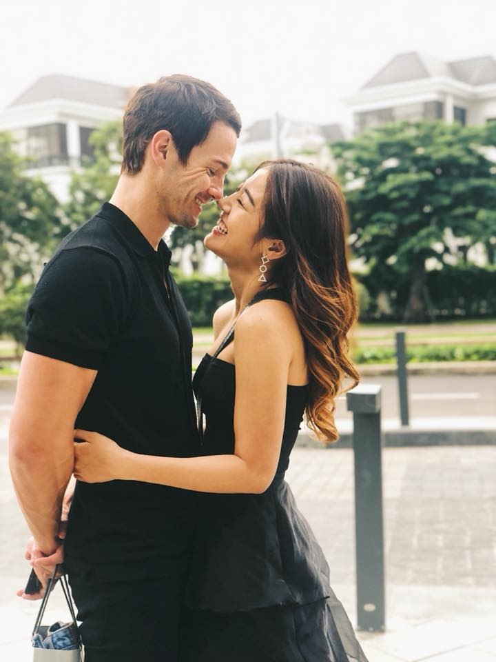 Hiện tại, cô đang có một tình yêu đẹp với anh chàng người mẫu nước ngoài điển trai.