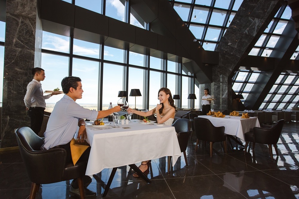 Còn gì tuyệt hơn khi được cùng nhau thưởng thức ly champaign thượng hạng, cùng các món đặc sản Á – Âu – Việt giữa tầm nhìn khoáng đạt, mênh mông của đất trời