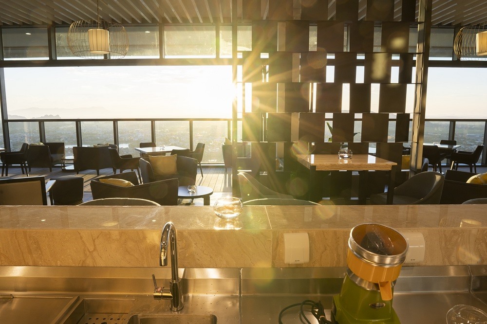 Skybar với tầm cao vượt trội “không đâu sánh bằng” tạo nên những góc nhìn “độc nhất vô nhị” thu trọn vẻ đẹp sơn thủy hữu tình, lung linh huyền ảo của phố thị.