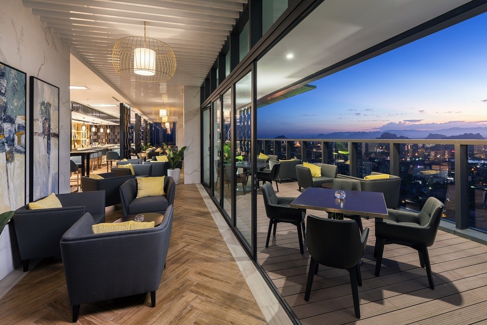 Skybar được thiết kế tinh tế, hiện đại, với nhiều góc riêng tư cho những phút giây thư giãn trọn vẹn