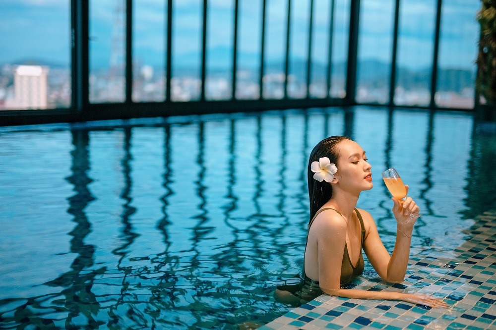 Thả mình trong dòng nước mát lành, thưởng thức những ly cocktail được các Bartender ở Vinpearl Hotels mix riêng cho bạn là những trải nghiệm hoàn hảo của một kỳ nghỉ dưỡng 5 sao đẳng cấp