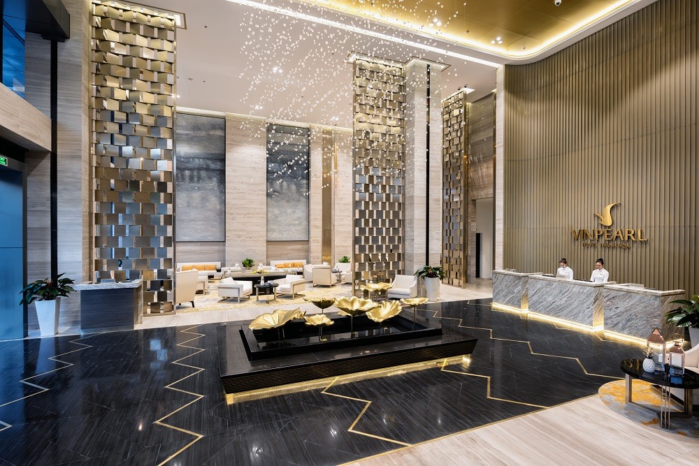 Sảnh Lobby Bar lung linh, tráng lệ được tô điểm bởi những nội thất siêu sang trong gam màu vàng – trắng mỹ lệ nhưng không kém phần nhã nhặn, tinh tế