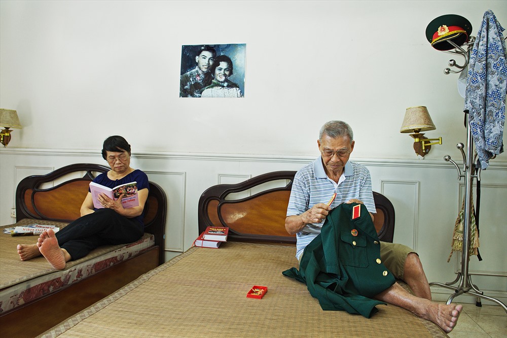 Trong phòng ngủ của tướng Huy và phu nhân (bà Minh Thuận, nguyên là giáo viên dạy Văn). Trên 50 năm là vợ chồng nhưng tổng cộng tất cả thời gian hai người ở bên nhau chỉ trên 1 năm. Ông Huy đi chiến trường hàng chục năm, và về hưu ông vẫn thường xuyên đi chơi xa nhà, thăm chiến trường xưa, thăm đồng đội cũ. Ông bảo: không có bà ấy nuôi dạy con cái, chăm lo gia đình thì tôi không được như ngày nay.