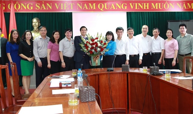 Đồng chí Nguyễn Giang Tuệ Minh - Phó Chủ tịch Thường trực CĐ Viên chức VN thay mặt tập thể CĐ Viên chức VN tặng hoa chúc mừng tân Chủ tịch CĐ Viên chức VN Ngọ Duy Hiểu trước sự chứng kiến của lãnh đạo Tổng LĐLĐVN và các đại biểu. Ảnh: hải Nguyễn