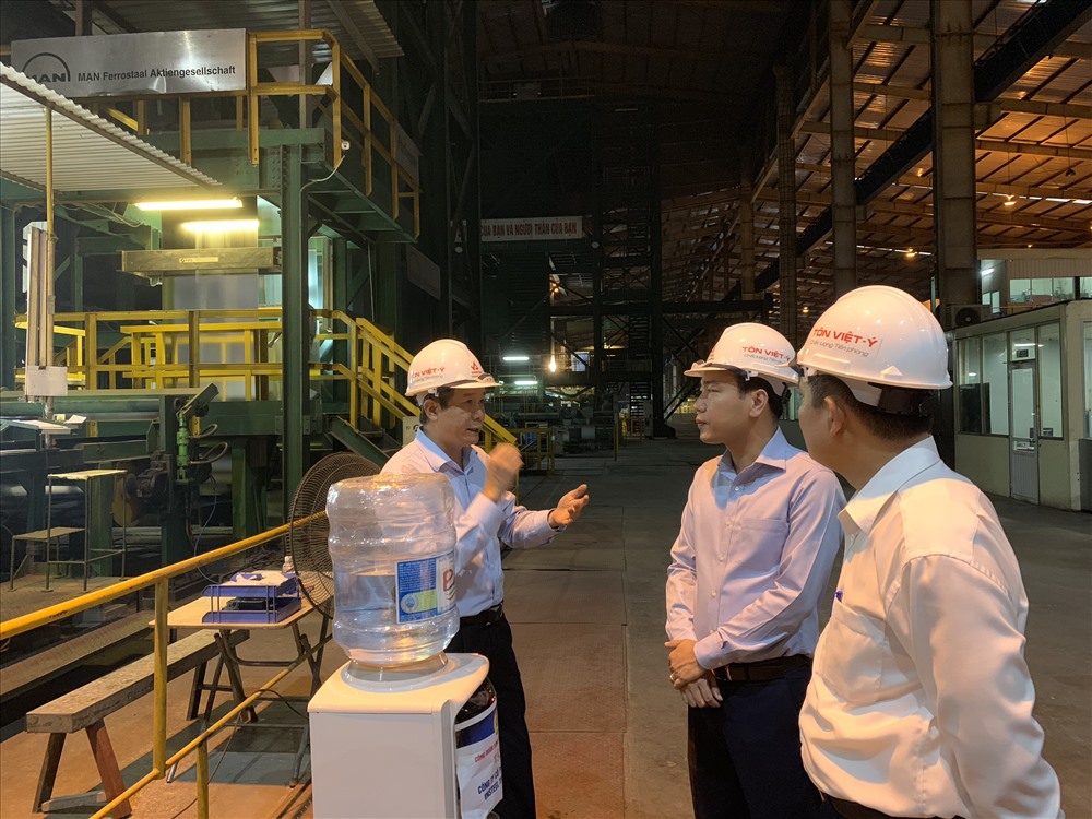 Chủ tịch CĐCTVN Trần Quang Huy khảo sát khu vực đặt máy nước nóng lạnh... Ảnh: T.G