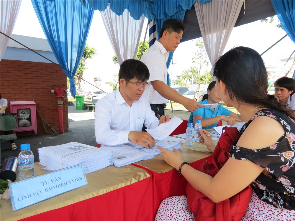 Chị em đặt câu hỏi với cán bộ Trung tâm tư vấn pháp luật công đoàn tại Ngày hội công nhân với pháp luật