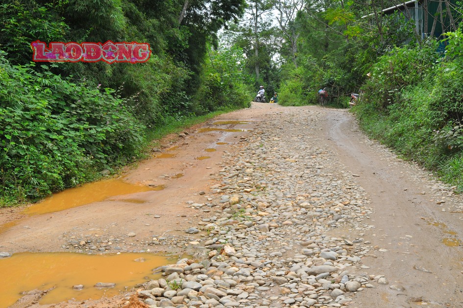 Mố cầu đoạn xã Sơn Lĩnh đi qua xã Sơn Quang. Ảnh: PV