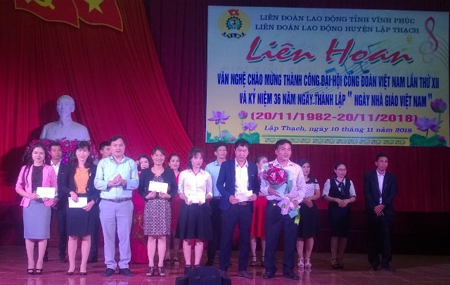 Trao giải cho các tiết mục xuất sắc.Ảnh: Lục Văn Quân
