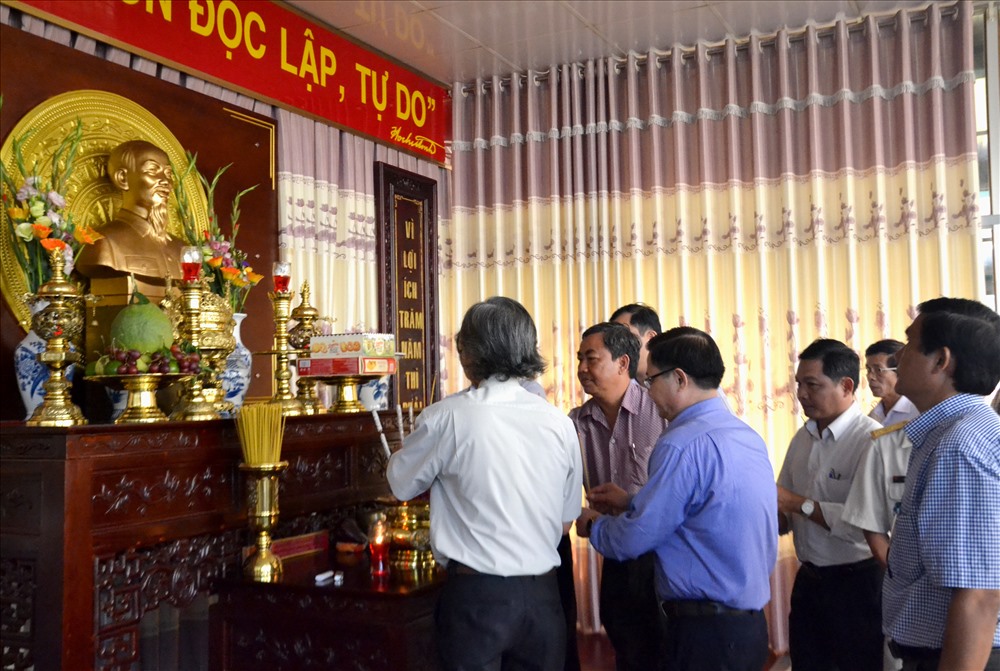 Trước giờ làm lễ chính thức, đoàn đại biểu thực hiện nghi thức dâng hương tại Phòng Tưởng niệm Chủ tịch Hồ Chí Minh trong khuôn viên ĐH Đồng Tháp. Ảnh: Lục Tùng