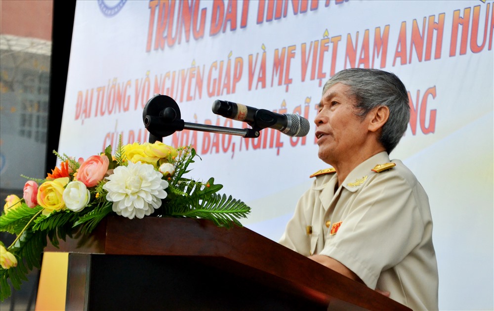 Đại tá - Nhà báo Trần Hồng phát biểu tại buổi lễ. Ảnh: Lục Tùng
