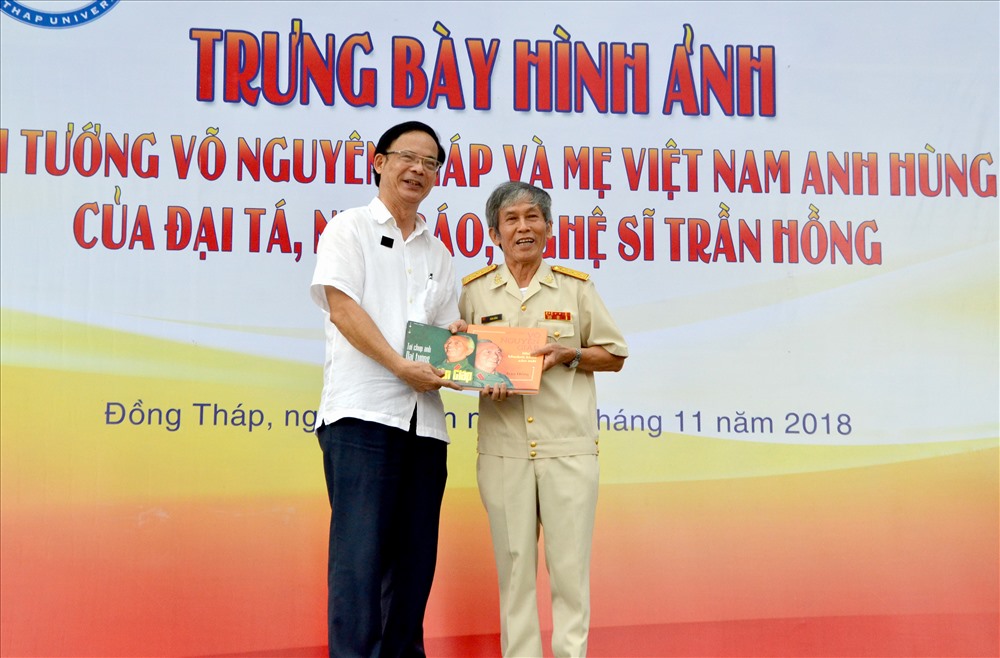 Dịp này, Đại tá - Nhà báo Trần Hồng trao tặng cho ĐH Đồng Tháp 2 quyển sách của mình, gồm: “Tôi chụp ảnh Đại tướng Võ Nguyên Giáp” và Võ Nguyên Giáp - Những khoảnh khắc còn mãi“. Ảnh: Lục Tùng