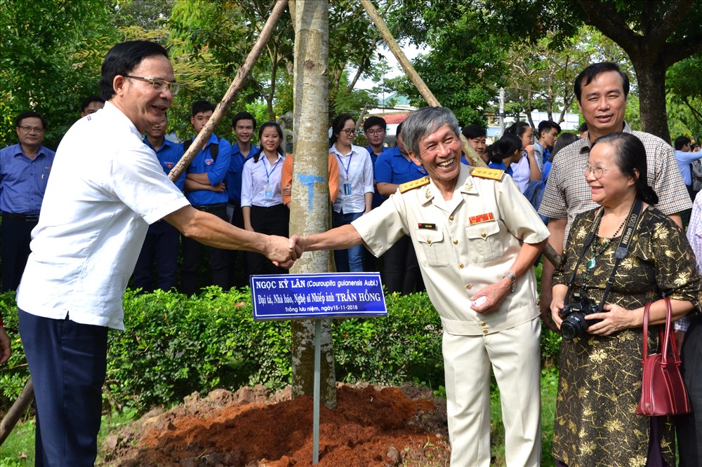 Dịp này Đại tá - Nhà báo Trần Hồng cũng thực hiện trồng cây lưu niệm trong khuôn viên ĐH Đồng Tháp. Ảnh: Lục Tùng