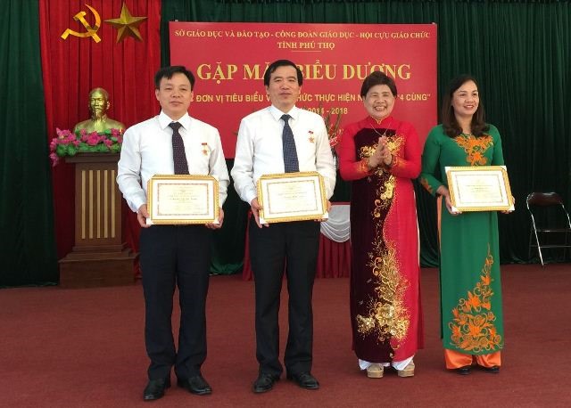 NGND. Cù Thị Kim Hợp - Chủ tịch Hội Cựu giáo chức tỉnh Phú Thọ trao Kỷ niệm chương “Vì sự nghiệp xây dựng và phát triển Hội Cựu giáo chức VN” cho các cá nhân. Ảnh: Minh Tiến - CĐ ngành Giáo dục Phú Thọ