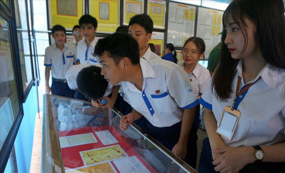 Nhìn sâu để thấy rõ từng đường nét của bản đồ thể hiện chủ quyền Hoàng Sa là của Việt Nam (ảnh Nhật Hồ)