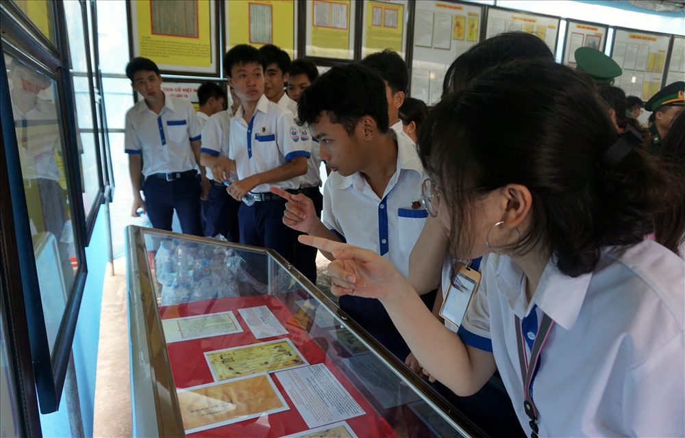 Nhìn sâu để thấy rõ từng đường nét của bản đồ thể hiện chủ quyền Hoàng Sa là của Việt Nam (ảnh Nhật Hồ)
