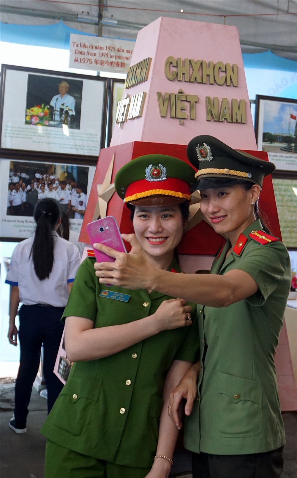 Hai chiến sĩ Công an này ước mơ một lần đến Trường Sa nhưng chưa thực hiện được, đành lưu lại hình ảnh tại triển lãm để làm kỷ niệm (ảnh Nhật Hồ)